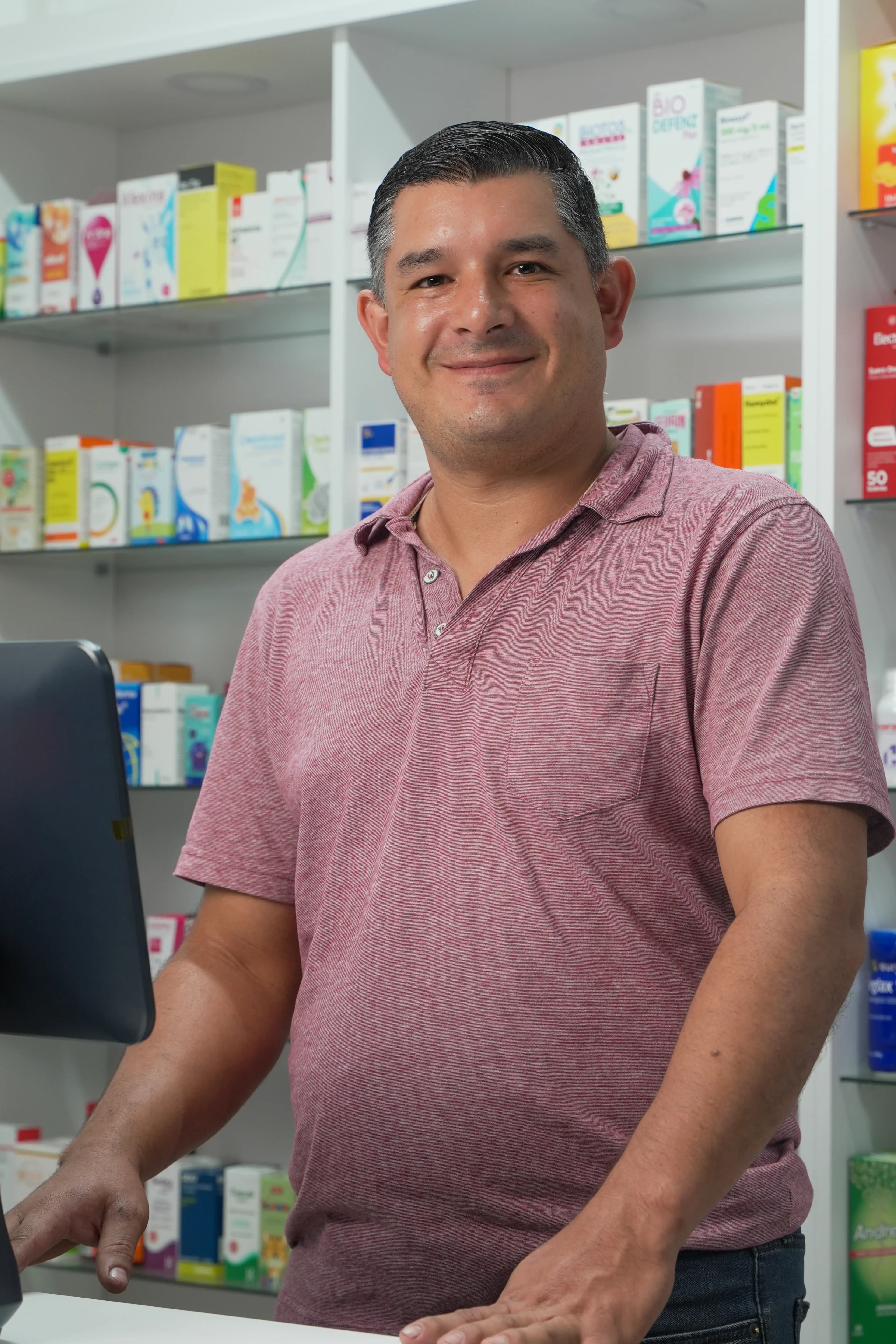 Interior de farmacia y mostrador