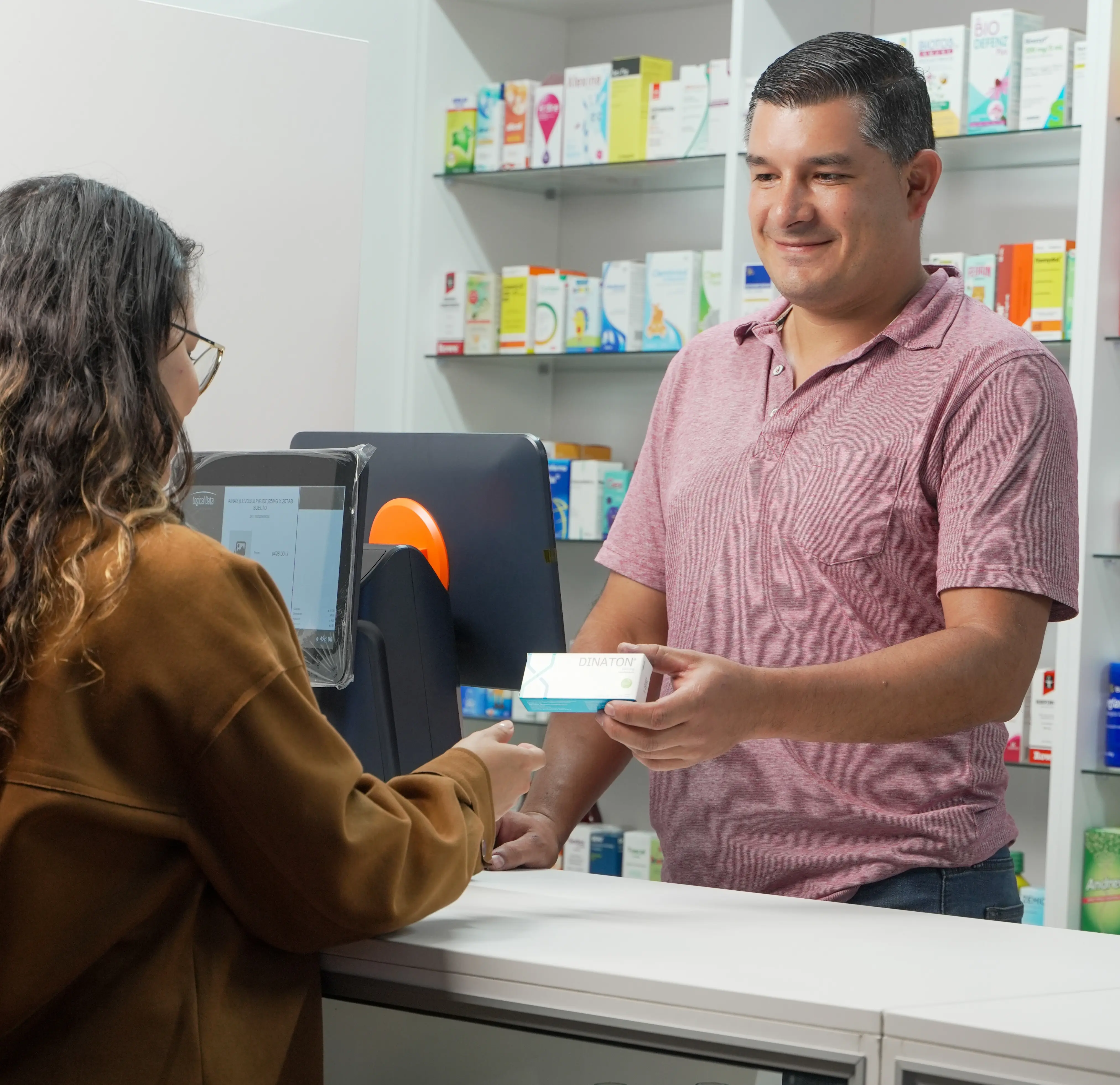 Atención personalizada en farmacia Mora Real