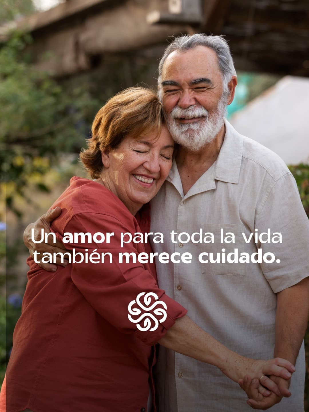 Pareja adulta sonriendo, imagen de cuidado y bienestar
